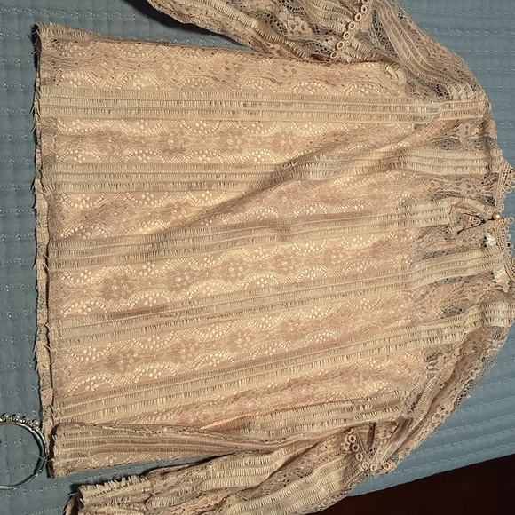 Women’s Lace top with pearl button closure at neck - Picture 5 of 5